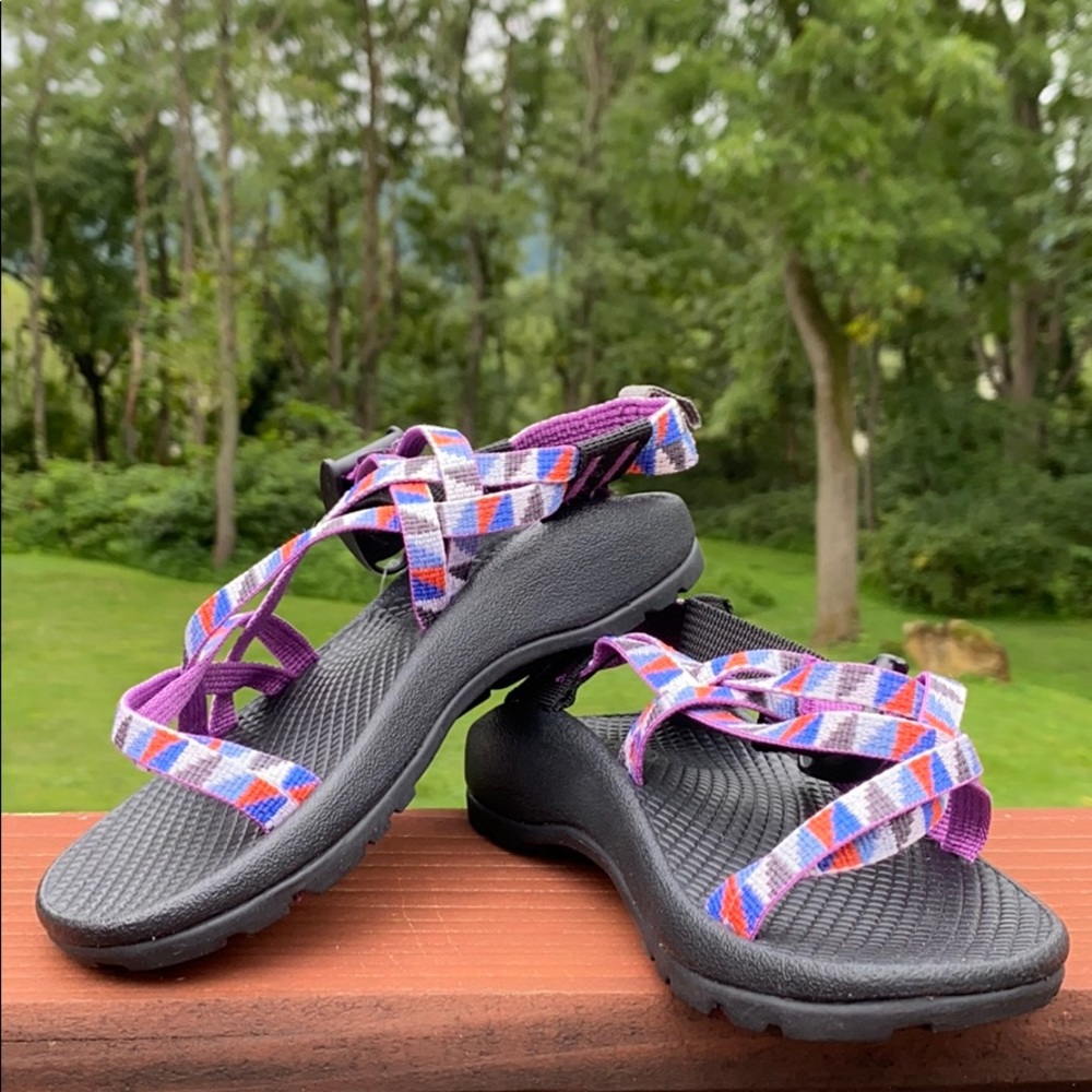 brand new chaco hiking and water sandals